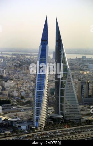 Il Bahrain, Manama, paesaggio con le due torri del World Trade Center Foto Stock