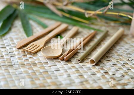 Un materiale biodegradabile set di utensili in legno fabbricati nelle Filippine da sostenibile fonti di bambù. Foto Stock