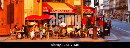 Le persone in un momento di relax a sidewalk cafe, Parigi, Francia Foto Stock