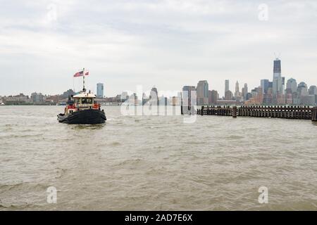 US Army Corps degli ingegneri della rimozione dei detriti di deriva e recipiente di raccolta DCV Gelberman immettendo il terminal del traghetto a Hoboken New Jersey con la Manhattan Foto Stock