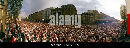 Folla enorme di persone durante la gara marathon, Parigi, Francia Foto Stock