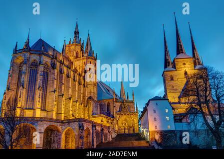 La famosa cattedrale e severi chiesa a Erfurt accesa dopo il tramonto Foto Stock