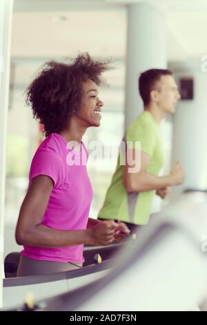 Persone exercisinng cardio su tapis roulant Foto Stock