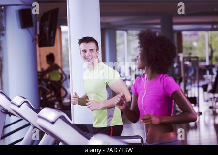 Persone exercisinng cardio su tapis roulant Foto Stock