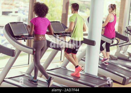 Persone exercisinng cardio su tapis roulant Foto Stock