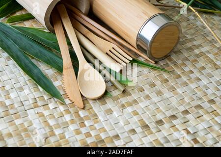 Un materiale biodegradabile set di utensili in legno e bere tumbler,realizzato nelle Filippine da sostenibile fonti di bambù. Foto Stock