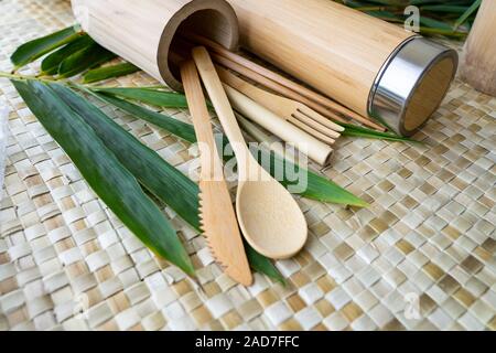 Un materiale biodegradabile set di utensili in legno e bere tumbler,realizzato nelle Filippine da sostenibile fonti di bambù. Foto Stock