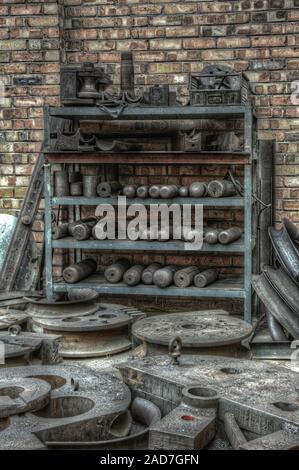 Fabbrica di ingegneria tubi abbandonata in Inghilterra. Foto Stock