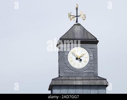 Piccola torretta di orologio nell'ex giardino mostrano il terreno, Villingen-Schwenningen Foto Stock