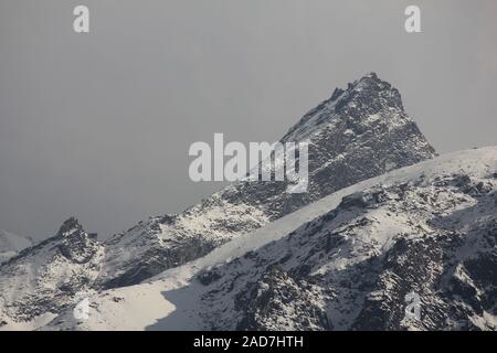 Picco di montagna con visibili gli strati di roccia. Montagna del Langtang Himal gamma, Nepal. Foto Stock