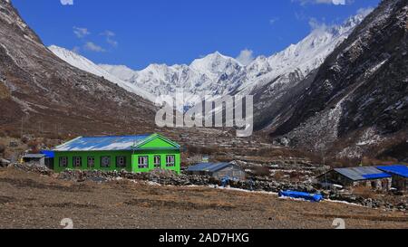 Alte montagne Gangchenpo e altri visto da Mundu, Langtang valley. Foto Stock