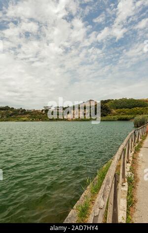 Le rovine romane di bagni termali o il Tempio di Apollo sul bordo del Lago d'Averno, Cuma, Pozzuoli, Campania Italia, UE Foto Stock