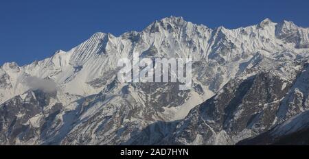 Coperta di neve montagna Dopchu Pongen, montagna del Langtang Himal gamma, Nepal. Foto Stock