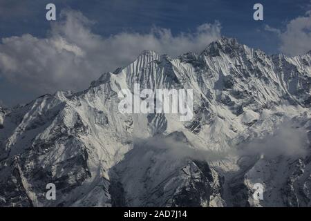 Il picco del monte Ponggen Dopchu. Vista da Tserko Ri, Langtang valley, Nepal. Nuvoloso Giorno di primavera. Foto Stock