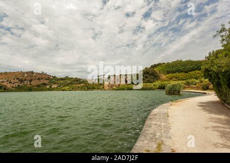 Le rovine romane di bagni termali o il Tempio di Apollo sul bordo del Lago d'Averno, Cuma, Pozzuoli, Campania Italia, UE Foto Stock