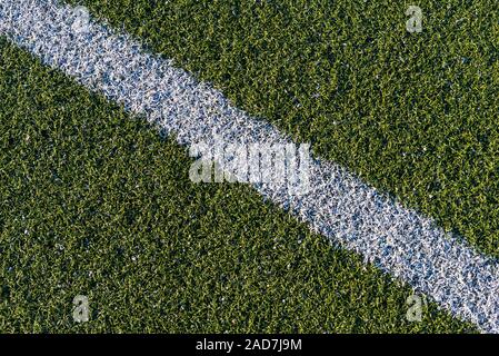 Lo sfondo da una linea bianca su un verde artificiale campo di calcio Foto Stock