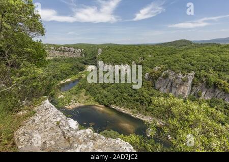 Vista dal Bois de Paiolive nello scoprire le gole di Chassezac, Francia meridionale Foto Stock