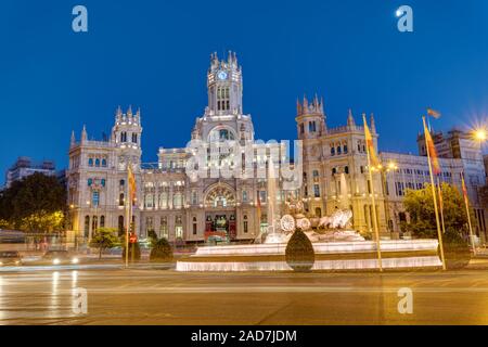 Plaza de Cibeles a Madrid con il palazzo della comunicazione di notte Foto Stock