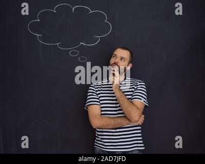 Giovani futuro padre pensando di nomi per il suo bambino non ancora nato a  scrivere su una lavagna Foto stock - Alamy