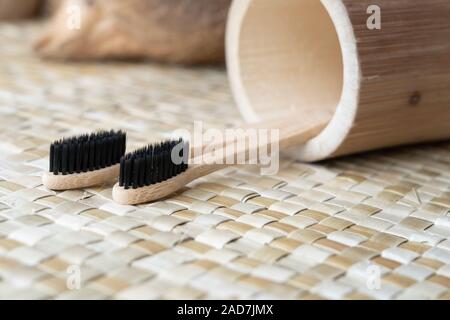 Biodegradabile non tossico spazzolini da denti realizzati in bamboo nelle Filippine. Foto Stock