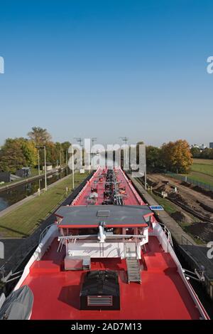 Una nave cisterna nave lascia il blocco in Frankfurt-Griesheim Foto Stock