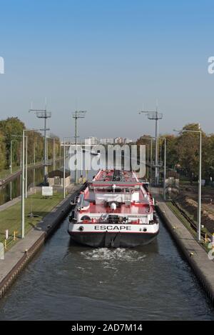 Una nave cisterna nave lascia il blocco in Frankfurt-Griesheim Foto Stock