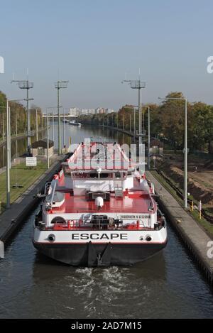 Una nave cisterna nave lascia il blocco in Frankfurt-Griesheim Foto Stock