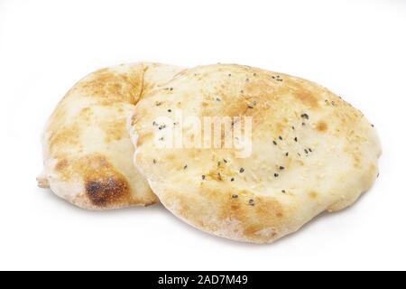 Due tipi di pane piatto (pane pita) su uno sfondo bianco Foto Stock