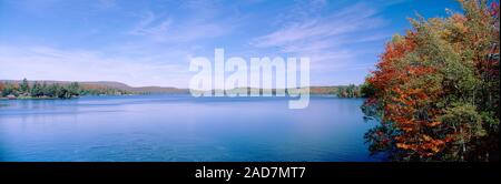 Cielo sopra un lago, Tupper Lake, St Lawrence County, nello Stato di New York, Stati Uniti d'America Foto Stock