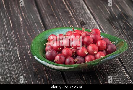 Ribes rosso nel recipiente di argilla Foto Stock