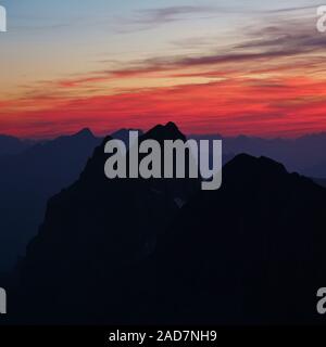 Vista al tramonto dal Monte Titlis, Svizzera. Red Sky sul Monte Wendestock. Foto Stock