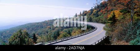 Autostrada passando attraverso un paesaggio, Linn Cove viadotto, Blue Ridge Parkway, North Carolina, STATI UNITI D'AMERICA Foto Stock