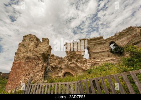 Le rovine romane di bagni termali o il Tempio di Apollo sul bordo del Lago d'Averno, Cuma, Pozzuoli, Campania Italia, UE Foto Stock