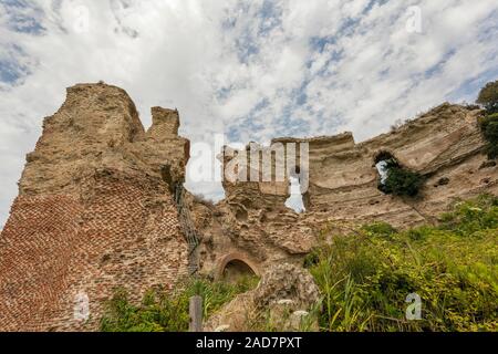 Le rovine romane di bagni termali o il Tempio di Apollo sul bordo del Lago d'Averno, Cuma, Pozzuoli, Campania Italia, UE Foto Stock