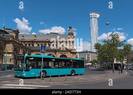 Fermata autobus di fronte alla stazione ferroviaria principale di Francoforte sul Meno, Germania Foto Stock