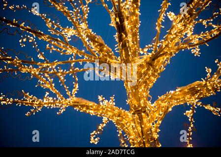 Luci oro albero di Natale Foto Stock