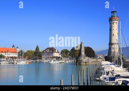 Lindau presso il lago di Costanza, porto, ingresso e nuovo faro Foto Stock