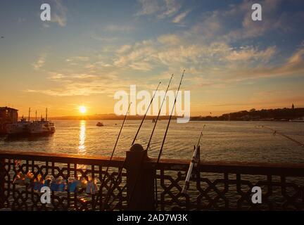 Sagome dei pescatori pesca sul Ponte di Galata per rilassarsi e godersi il loro hobby ad Istanbul in Turchia Foto Stock