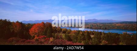 Fiume passando attraverso una foresta, il fiume Hudson Valley, il fiume Hudson, nello Stato di New York, Stati Uniti d'America Foto Stock