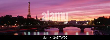 Vista del fiume e della Torre Eiffel, Parigi, Francia Foto Stock