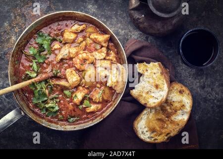 Tradizionale Cajun Creola court bouillon con pesce e frutti di mare gumbo chowder stufato come vista in pianta in un vaso Foto Stock