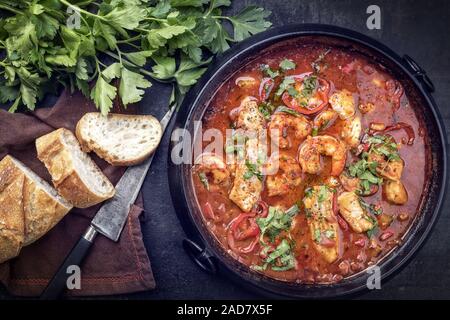 Tradizionale Cajun Creola court bouillon con pesce e frutti di mare gumbo chowder stufato come vista in pianta in un vaso Foto Stock