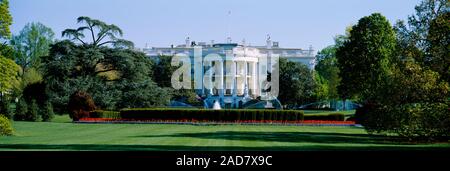 Prato di fronte ad un edificio governativo, la Casa Bianca a Washington DC, Stati Uniti d'America Foto Stock