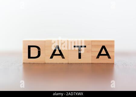 Parola di dati scritti su cubi di legno Foto Stock