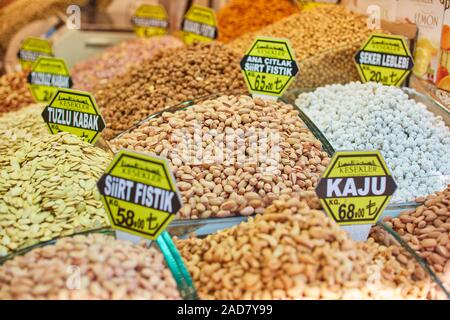 Miscelati a secco i dadi .vari dadi, grani venduti al bazaar, Turchia, Istanbul Foto Stock