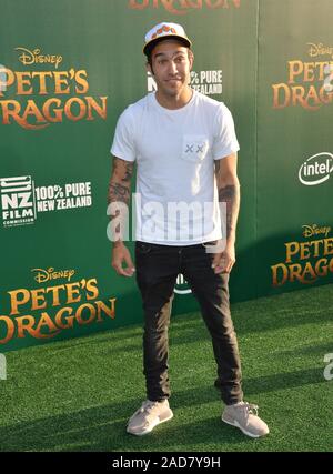 LOS ANGELES, CA. 8 agosto 2016: Singer Pete Wentz, dei Fall Out Boy, alla prima mondiale di Disney's "Pete il drago" al El Capitan Theater di Hollywood. © 2016 Paul Smith / Featureflash Foto Stock