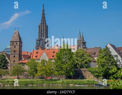 Ulm sul Danubio con mura, Minster e Metzgerturm Foto Stock