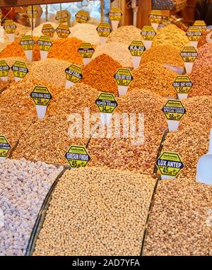 Miscelati a secco i dadi .vari dadi, grani venduti al bazaar, Turchia, Istanbul Foto Stock