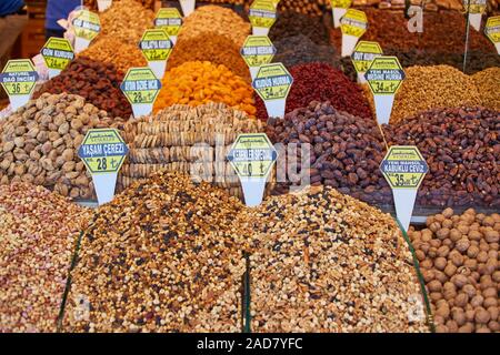 Miscelati a secco i dadi .vari dadi, grani venduti al bazaar, Turchia, Istanbul Foto Stock