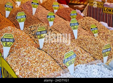Miscelati a secco i dadi .vari dadi, grani venduti al bazaar, Turchia, Istanbul Foto Stock